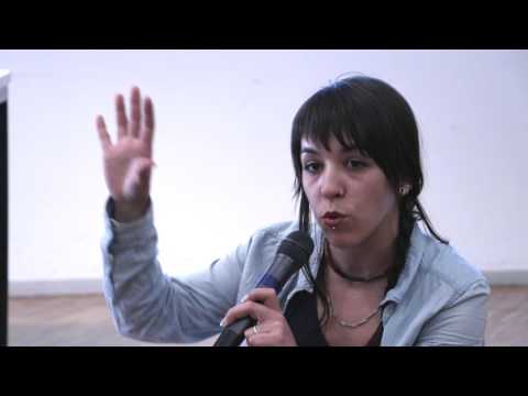 El passat 21 d·abril es va presentar l·informe #DDHHFronteraSur2017 sobre la vulneració constant dels DDHH dels migrants que es troben a Ceuta, Melilla, Nadori altres localitats marroquines. La investigació ha estat duta a terme per les organitzacions de Fotomovimiento, Irídia i Novact,amb la col·laboració de l·Ajuntament de Barcelona, amb l·objectiu de donar visibilitat a aquesta situació i que aquesta informació comporti un treball de canvi pel restabliment de la legalitat a la Frontera Sud.Durant la presentació es va reiterar violència extrema que pateixen les persones que intenten saltar la valla, una violència que, segons la fotoperiodista Teresa Palomo, s·intensifica en els primers minuts de l·intent del salt, quan encara no han arribat els periodistes. Aquest és només una de les dificultats amb les que es troben els periodistes de la zona, segons el testimoni de la fotoperiodista: ·A part del difícil treball a les tanques, el dia a dia també és molt difícil. [...]·http://ddhhfronterasur2017.org