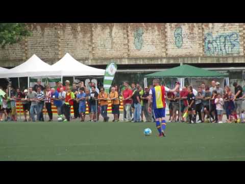 El Sants ha patit fins a l·últim moment per aconseguir l·objectiu de jugar la promoció d·ascens a Tercera Divisió. Els santsencs necessitaven guanyar o empatar contra l·Andorra i finalment han empatat a un. Això sí, en els últims minuts els andorrans han estat a punt de capgirar el marcador.L·Energia ha presentat un aspecte immillorable per viure un duel clau. El minut de silenci en record de Emili Vicente ha donat pas a un partit molt tens i com sol passar en aquests casos, amb poques arribades. La primera ha estat aquest xut de Sergio Navarro molt ben resolt per Ferran Pol. Això ha esperonat els verd-i-negres, que han tornat a avisar amb un xut ras d·Aleix. I la tercera ha estat la bona. Borrull ha aprofitat una passada magistral de Gaudioso per desfermar l·alegria amb l·1 a 0.El decorat ha canviat a la segona meitat i l·Andorra ha començat a avisar amb insistència. El premi dels del Principat ha arribat amb l·empat de Cristian. El rellotge s·ha alentit per als santsencs i el patiment s·ha multiplicat. Ni uns ni altres han aconseguit marcar i el Sants assegura un segon lloc que manté viu el somni de l·ascens.
