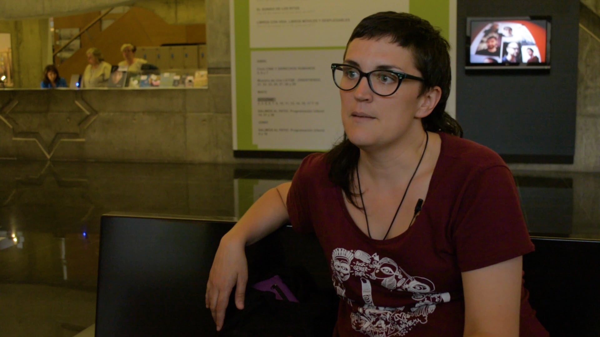 Feridor i àcid, gairebé corrosiu. Inevitablement dolorós. Així és presenciar el monòleg teatral de Pamela Palenciano 'No només fan mal els cops'. Girant al voltant de la seva pròpia experiència de maltractament Pamela és capaç de disseccionar molts dels masclismes que giren al voltant de totes les nostres vides i dels quals som en major o menor mesura partícips. Fins i tot, encara que sigui involuntàriament, sustentadors i sustentadores. Un reflex en el mirall heteropatriarcal de totes nosaltres i nosaltres.
<br/>
<br/>Pamela aconsegueix fer-ho a més en clau d'humor. Un humor punyent que aconsegueix arrencar-te un somriure i una rialla, de la qual de vegades et sents culpable és normal somriure davant situacions tan injustes com les que aquesta societat ens planteja? Evidentment sí, i Pamela és capaç d'arrencar-la riure aconseguint una reflexió posterior.
<br/>
<br/>Denunciada pels defensors més recalcitrants d'aquest patriarcat que ens envolta, vetada en determinats territoris per a la representació de 'No només fan mal els cops', davant d'alumnes i alumnes d'instituts, Pamela ha aconseguit irritar als que es manifesten obertament masclistes o esgrimeixen una falsa comprensió del feminisme basada en una errònia equidistància. Però també aconsegueix arrencar el dolor de qui es pensa en si mateixa feminista, fent-li còmplice d'un sistema masclista que ho envolta tot.
<br/>
<br/>En el seu periple per instituts ha tingut l'oportunitat de tractar amb moltíssims adolescents, i descarta el mite que la joventut sigui més masclista ara que abans. 'La majoria de les noies s'identifiquen moltíssim, lamentablement, i la majoria dels nois es incomoden, del que jo me n'alegro molt. Darrerament hi ha un parell de nois per aula que reconeixen que són masclistes (...), que ho diguin públicament davant de la seva classe, i diguin 'jo sóc masclista i vull canviar' és un pas endavant '.
<br/>
<br/>L'ús de l'humor ens fa reflexionar d'una manera diferent que potser permet arribar més enllà. 'Aquí el que funciona és el riure. Doncs a veure si a través del riure reflexionem tots i totes ', cosa que sens dubte ha aconseguit Pamela.<br/>