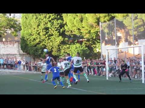 El partit
<br/>U.E. Sants 1
<br/>C.F. Reus B Cambrils 2
<br/>
<br/>Camp de L'Energia
<br/>
<br/>Data: 10/06/2017 19:00
<br/>
<br/>Competició: Promoció d'ascens a 3ª Divisió (anada)
<br/>
<br/>Col·legiats: Ricard Vidal Clermont, Alex Alarcón Da Roucha Sousa, Francesc Girbau Llistuella.
<br/>
<br/>Equips:
<br/>U.E. Sants Titulars: Yamandú, Fabregat (Peque 59'), Cura, Alberto, Picolo, Mulero, Aleix, Gaudioso, Crivillés (Xavier 86'), Borull (Guille 67'), Navarro.
<br/>U.E. Sants Suplents: David García, Gala, Joan, Arnau.
<br/>
<br/>C.F. Reus B Cambrils Titulars: Sillero, Vargas (Vernet 73'), Torre, Fernández, Miranda, Miravent, Jaime, Estorach, Doblas (Ametller 83'), Messeguer, Fabra (Sanfilippo 71').
<br/>C.F. Reus B Cambrils Suplents: Joshua, Miki, Figo, Lora.
<br/>
<br/>Gols:
<br/>C.F. Reus B Cambrils  0-1 Torre (26')
<br/>U.E. Sants  1-1 Navarro (46')
<br/>U.E. Sants  1-2 Fabregat (78') (p.p.)
<br/>
<br/>Targetes:
<br/>U.E. Sants  Picolo (1')
<br/>U.E. Sants  Cura (1')
<br/>U.E. Sants  Gaudioso (1')
<br/>C.F. Reus B Cambrils  Torre (1')
<br/>C.F. Reus B Cambrils  Miranda (1')
<br/>C.F. Reus B Cambrils  Doblas (1')
<br/>C.F. Reus B Cambrils  Lluis Albesa(1')
<br/>
<br/>Cronologia
<br/>Onze inicial: U.E. Sants Yamandú, Fabregat, Cura, Alberto, Picolo, Mulero, Aleix, Gaudioso, Crivillés, Borull, Navarro.
<br/>Onze inicial: C.F. Reus B Cambrils Sillero, Vargas, Torre, Fernández, Miranda, Miravent, Jaime, Estorach, Doblas, Messeguer, Fabra.
<br/>0   U.E. Sants 0 - C.F. Reus B Cambrils 0
<br/>1   U.E. Sants Picolo
<br/>  U.E. Sants Cura
<br/>  U.E. Sants Gaudioso
<br/>  C.F. Reus B Cambrils Torre
<br/>  C.F. Reus B Cambrils Miranda
<br/>  C.F. Reus B Cambrils Doblas
<br/>26 C.F. Reus B Cambrils  C.F. Reus B Cambrils Torre
<br/>45   U.E. Sants 0 - C.F. Reus B Cambrils 1
<br/>46 U.E. Sants  U.E. Sants Navarro
<br/>59 U.E. Sants  U.E. Sants Entra Peque per Fabregat
<br/>67 U.E. Sants  U.E. Sants Entra Guille per Borull
<br/>71 C.F. Reus B Cambrils  C.F. Reus B Cambrils Entra Sanfilippo per Fabra
<br/>73 C.F. Reus B Cambrils  C.F. Reus B Cambrils Entra Vernet per Vargas
<br/>78 U.E. Sants  U.E. Sants Fabregat (p.p.)
<br/>83 C.F. Reus B Cambrils  C.F. Reus B Cambrils Entra Ametller per Doblas
<br/>86 U.E. Sants  U.E. Sants Entra Xavier per Crivillés
<br/>90   U.E. Sants 1 - C.F. Reus B Cambrils 2
<br/>
<br/>Comentari
<br/>El Sants s'ha complicat ell solet el poder ascendir a tercera divisió. El resum ràpid del partit es un Sants jugant molt be, amb poca punteria i badades defensives, i un Reus mig desaparegut que amb mitja oportunitat s'emporta dos gols a favor.
<br/>La primera part ha esta de domini santsenc, amb perill creat per Navarro i Crivillés, i gairebé tota l'estona jugant al camp del Reus. Cap a la mitja hora, una de les poques sortides del Reus al atac, es tallada amb falta. La falta llunyana es treu, toca en la barrera blan-i-verda, la pilota fa un estrany agafant alçada i va a parar a peus Torre, que tot sol dins de l'àrea col.loca molt be la pilota on no pot arribar Yamandú. El cop es fort pel Sants, però continua creant ocasions, però de nou la ultima jugada de la primera part es una espectacular parada de Yamandú a una pilota que ja entrava.
<br/>La segona part comença amb el Sants robant la pilota muntant un atac ràpid, Borull centra i Navarro fa l'empat quan just s'havia jugat un minut. A partir d'aquí les forces s'equiparen i els atacs comencen a ser a les dues porteries, però no serà fins el minut 78 on de una centrada des de la banda sense gaire perill, Fabregat vol tallar donant-li la pilota amb el pit a Yamandú però el que fa es ficar-la dins de la porteria. Poc després d'aquesta desgraciada jugada, el Sants acaba engrescat en una 'tangana' fruit dels nervis de tothom, i ja fins al final no hi va haver mes futbol.
<br/>Si tots dos equips juguen igual a la tornada, i el Sants deixa de cometre aquestes badades defensives momentanias, el Sants no deuria de tindre gaires problemes per fer els dos gols que necessita com a mínim. Si el Reus presenta un millor joc que el mostrat a l'Energia, la cosa serà complicada. Pot passar qualsevol cosa ja que els nervis de jugar-s'ho tot a una carta ho fa tot imprevisible.<br/>