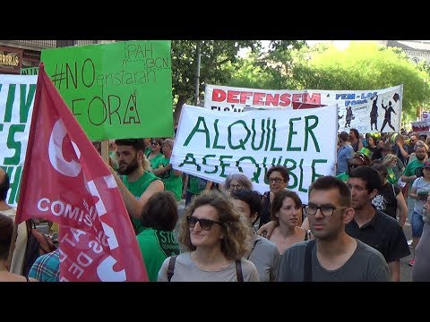 Aquest dissabte 10 de juny a les 18:00 la plataforma #BCNnoEstàEnVenda ha convocat una gran manifestació a la Plaça Universitat en defensa del dret a l'habitatge davant de la greu situació d'expulsió del veïnat que s'està vivint a Barcelona.
<br/>
<br/>Les raons per manifestar-nos són moltes. El preu mitjà actual del lloguer a la ciutat ha pujat més d'un 17% entre 2014 i 2016, superant el preu màxim que es va registrar durant els anys de la bombolla immobiliària. Els lloguers pugen perquè la dedicació a altres usos diferents als d'habitatge residencial assequible és molt alta i el parc de lloguer es redueix. A més, estem patint un fort procés especulatiu induït pels grans tenidors de finques i inversors que modifiquen les condicions dels habitatges per multiplicar el seu valor i posar-los en circulació en els mercats globalitzats, cosa que provoca que desaparegui el concepte d'habitatge com a dret social fonamental per convertir-lo en un valor financer més.
<br/>
<br/>El que s'ofereix no és un habitatge, sinó un producte d'inversió que provoca que el jovent tingui cada vegada més dificultats per emancipar-se i que moltes famílies hagin de marxar dels seus barris de tota la vida. En aquest context, mentre que els salaris estan pràcticament congelats, els lloguers han pujat entre un 11% i un 21% en funció del districte fins assolir una mitjana de 850/mes, que equival al sou precari d'un de cada tres barcelonins. A aquest augment cal afegir-hi l'arbitrarietat dels desemborsaments exigits pels propietaris per poder firmar un contracte, que van dels 2.400 als 4.800 . A Barcelona, als barris més desafavorits la despesa en habitatge supera el 35% de la Renda Familiar disponible, mentre que per als barris amb més ingressos representa el 5%.
<br/>
<br/>L'emergència habitacional genera exclusió residencial. Al llarg de 2016, 30.637 persones s'han inscrit al Registre de Sol·licitants d'Habitatge. A més, la UCER, la Unitat Contra l'Exclusió Residencial, ha atès un total de 1.574 unitats familiars en processos de pèrdua de residència. A la ciutat es produeixen entre 9 i 10 desnonaments a la setmana i sabem que el 88,5% eren, entre 2013 i 2015, per impagaments de lloguer. Una dada alarmant és que el sensellarisme aquest any s'ha incrementat. Tot i que té una explicació multicausal, hi ha tres factors claus: l'augment del preu del lloguer, un parc públic d'habitatge totalment insuficient per donar resposta a les necessitats socials i la precarització del mercat laboral.
<br/>
<br/>La modificació de la Llei d'Arrendaments Urbans (LAU) al 2013 garanteix molt més el dret a la propietat immobiliària per sobre del dret a l'habitatge.
<br/>
<br/> Redueix de 5 a 3 anys el termini obligatori dels contractes.
<br/> Permet que el propietari recuperi l'immoble passat el primer any, anunciant la decisió a l'inquilí amb només dos mesos d'anticipació. A més, si el contracte no està registrat, el pot interrompre en cas que una tercera persona compri l'habitatge (Nou motiu de desnonament).
<br/> Es facilita el desnonament reduint els temps del procés judicial en cas d'impagament.
<br/>
<br/>El parc d'habitatge de Barcelona comptava el 2016 amb 438.304 habitatges en règim de lloguer. Dins d'aquest, el de mercat lliure representava 31,3% i el d'habitatge social només un 1'5% (6.500 habitatges públics) en comparació a París, que en té un 17'2%, o Amsterdam, que en té un 48%. També hi ha a la ciutat prop de 31.200 pisos buits dels quals 2.592 són propietat dels bancs.
<br/>Els lloguers turístics coneguts representen el 7,7% de mitjana del parc de lloguer de la ciutat. Dels 15.881 apartaments turístics detectats, el 39,5% no tenen llicència i d'aquesta oferta total, el 65% es concentra a Ciutat Vella i l'Eixample.
<br/>
<br/>L'auge de l'especulació amb la propietat vertical també es manifesta a Barcelona amb l'adquisició, per part de fons d'inversió, d'almenys 76 blocs sencers, alguns amb inquilins a dins, per convertir-los en habitatges de lloguer de luxe que atrauran persones amb més poder adquisitiu, fet que provoca l'expulsió dels residents actuals.
<br/>
<br/>En aquest context d'emergència habitacional, es preveu que aquest any finalitzin prop de 44.000 contractes de lloguer amb la dificultat per a les unitats de convivència de conservar la seva llar o de trobar un lloguer assequible a la nostra ciutat.
<br/>
<br/>Per aquestes raons convoquem al veïnat barceloní a manifestar-se i deixar constància que cal un altre model de ciutat que garanteixi el dret a l'habitatge per a totes!<br/>