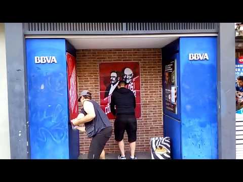 Divendres a la tarda, el nucli local de Sants de l·organització independentista Endavant (OSAN) va tapiar dues entitats bancàries del grup BBVA-Caixa Catalunya, una de les sucursals al Carrer de Sants cantonada amb Carreres Candi i l·altre a l·avinguda de Madrid a tocar de la Plaça del Centre.Les dues entitats van ser tapiades amb plaques de fusta sobre uns muntants enganxats a la façana, una plafons recoberts de paper pintat que simulava una paret de maons, segons informa l·organització. Una acció que van complementar amb l·enganxada de dos grans cartells de la campanya que han posat en marxa a nivell nacional per demanar el judici dels directrius de la banca Narcís Serra i Francisco González, pel seu paper en la bombolla bancària i immobiliària, els desnonaments de famílies, l·especulació i estafa, així com les conseqüències socials que ha tingut sobre la població catalana el rescat bancari, ja sigui amb retallades socials o augment de cost dels mateixos. Un rescat bancari que ahir el Banc d·Espanya xifrava en 60.000 milions d·euros que entre totes hem posat a la banca i que ja mai més tornaran. Una xifra de diners equivalent a l·espoli de la guardiola de les pensions entre 2012 i 2017 a tot l·estat o a dos vegades el pressupost de la Generalitat. Un robatori i estafa que no poden quedar impunes per a l·organització independentista Endavant.Un segon cartell fa la proposta en positiu. Exigint el dret a l·habitatge de la classe treballadora, mitjançant l·expropiació dels pisos buits de la banca rescatada per a posar-los al servei d·un parc públic de lloguer social; suspendre tots els desnonaments de primeres residències; i limitar per llei el preu de l·habitatge de lloguer.Una acció i uns cartells que s·inclouen dins la campanya ·Sobirania Drets i Autodeterminació·, que l·organització independentista ha iniciat fa unes setmanes i que te objecte superar el marc de treball autonòmic independentista i interclassista per a plantejar un projecte independentista i nacional al servei de les classes populars.
