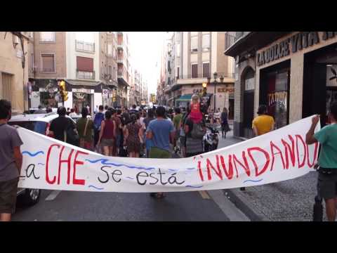 Zaragoza, 16/06/2017.- Manifestació pels carrers de Saragossa en defensa dels pobles okupats i denunciant el paper de la Confedreación Hidrográfica del Ebro en el judici contra el poble okupat Casa Selba, al Sobrarbe.Manifestación por las calles de Zaragoza ·Contra el despoblamiento, repoblación·. Más info: https://vivalaselba.wordpres­s.com