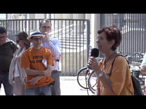La Marea Blanca de Catalunya va iniciar dissabte amb una concentració davant de l'Hospital Clínic de Barcelona les mobilitzacions amb les que vol denunciar l'avantprojecte de llei amb el que el conseller de Salut, Antoni Comín, pretén impulsar noves fórmules de gestió a càrrec del Servei Català de la Salut.
<br/>
<br/>Segons la Marea Blanca, amb aquest text, que denominen 'llei Comín', el conseller de Salut vol donar major cobertura legal 'a les irregularitats i als paranys de l'actual model sanitari català'.
<br/>
<br/>Unes quaranta persones de diverses entitats que defensen el sistema de salut públic han secundat aquesta primera concentració, en què també han participat els diputats de Podem del Parlament de Catalunya Albano Dante Fachin i del Congrés dels Diputats Marta Sibina.
<br/>
<br/>Els representants de la Marea Blanca han cremat, literalment, uns fulls de paper amb el text de l'avantprojecte, com a avançament a les mobilitzacions que s'han anunciat en contra d'aquesta normativa i coincidint amb la celebració de la revetlla de Sant Joan, a la que és costum cremar el negatiu.
<br/>
<br/>El metge Toni Barberà, de l'organització Dempeus per la Salut Pública, ha considerat que l'avantprojecte parla d'economia social però s'ha elaborat sense 'participació social, ni tan sols hem rebut un preavís'.
<br/>
<br/>Per la seva banda, Trini Cuesta, de la plataforma PAICAM, ha opinat que amb el nou text legal el departament de Salut podrà contractar encara més a empreses externes als serveis públics de salut i ha demanat que es deixi 'fora la mercantilització de la sanitat pública '.
<br/>
<br/>També s'ha mostrat contrària a aquest avantprojecte una representant de la Federació d'Associacions de Veïns de Barcelona, ​​que ja ha enviat una carta deplorant la manca de participació dels usuaris en el mateix.
<br/>
<br/>Antonio López, representant de la Marea Blanca al Vallès Oriental, ha anunciat que es treballarà per presentar mocions en els ajuntaments catalans en contra de l'avantprojecte ia favor de la seva retirada, a més de proposar la constitució d'una taula per definir un model de sanitat pública 'cent per cent'.
<br/>
<br/>La Marea Blanca també vol que els grups polítics del Parlament mostrin la seva oposició 'a aquest model mercantil de salut, amb el qual, en poc temps, haurem de repagar cada vegada més serveis sanitaris que deixaran de ser atesos i garantits públicament', s'assegura en un comunicat d'aquesta organització.
<br/>
<br/>El govern català va aprovar el passat dia 20 la memòria preliminar de l'Avantprojecte de llei, amb el qual el departament de Salut transpondrá les directives europees 2014/23 / UE i 2014/24 / UE en la regulació de les fórmules de gestió no sotmeses a processos de contractació pública.
<br/>
<br/>Segons l'executiu, aquestes directives són d'obligada adaptació per part dels Estats membres 'i donen especial importància a garantir la qualitat, l'accessibilitat i la continuïtat quan es tracta de serveis a les persones'.<br/>