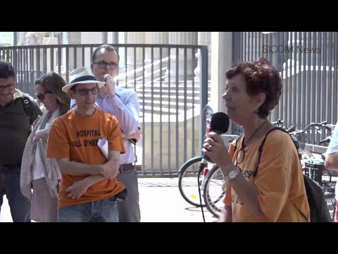 La Marea Blanca de Catalunya va iniciar dissabte amb una concentració davant de l·Hospital Clínic de Barcelona les mobilitzacions amb les que vol denunciar l·avantprojecte de llei amb el que el conseller de Salut, Antoni Comín, pretén impulsar noves fórmules de gestió a càrrec del Servei Català de la Salut.Segons la Marea Blanca, amb aquest text, que denominen ·llei Comín·, el conseller de Salut vol donar major cobertura legal ·a les irregularitats i als paranys de l·actual model sanitari català·.Unes quaranta persones de diverses entitats que defensen el sistema de salut públic han secundat aquesta primera concentració, en què també han participat els diputats de Podem del Parlament de Catalunya Albano Dante Fachin i del Congrés dels Diputats Marta Sibina.Els representants de la Marea Blanca han cremat, literalment, uns fulls de paper amb el text de l·avantprojecte, com a avançament a les mobilitzacions que s·han anunciat en contra d·aquesta normativa i coincidint amb la celebració de la revetlla de Sant Joan, a la que és costum cremar el negatiu.El metge Toni Barberà, de l·organització Dempeus per la Salut Pública, ha considerat que l·avantprojecte parla d·economia social però s·ha elaborat sense ·participació social, ni tan sols hem rebut un preavís·.Per la seva banda, Trini Cuesta, de la plataforma PAICAM, ha opinat que amb el nou text legal el departament de Salut podrà contractar encara més a empreses externes als serveis públics de salut i ha demanat que es deixi ·fora la mercantilització de la sanitat pública ·.També s·ha mostrat contrària a aquest avantprojecte una representant de la Federació d·Associacions de Veïns de Barcelona, &#8203;&#8203;que ja ha enviat una carta deplorant la manca de participació dels usuaris en el mateix.Antonio López, representant de la Marea Blanca al Vallès Oriental, ha anunciat que es treballarà per presentar mocions en els ajuntaments catalans en contra de l·avantprojecte ia favor de la seva retirada, a més de proposar la constitució d·una taula per definir un model de sanitat pública ·cent per cent·.La Marea Blanca també vol que els grups polítics del Parlament mostrin la seva oposició ·a aquest model mercantil de salut, amb el qual, en poc temps, haurem de repagar cada vegada més serveis sanitaris que deixaran de ser atesos i garantits públicament·, s·assegura en un comunicat d·aquesta organització.El govern català va aprovar el passat dia 20 la memòria preliminar de l·Avantprojecte de llei, amb el qual el departament de Salut transpondrá les directives europees 2014/23 / UE i 2014/24 / UE en la regulació de les fórmules de gestió no sotmeses a processos de contractació pública.Segons l·executiu, aquestes directives són d·obligada adaptació per part dels Estats membres ·i donen especial importància a garantir la qualitat, l·accessibilitat i la continuïtat quan es tracta de serveis a les persones·.