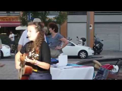 Com cada segon dimecres de mes, Stop Mare Mortum de Sants, Hostafrancs i la Bordeta fa un acte de sensibilització i denúncia a la plaça de Sants. En aquesta ocasió, centrat en l'obligació i compromís d'acollida dels estats que actualment no acompleixen.
<br/>
<br/> Els estats tenen l'obligació d'acollir? Sí!
<br/>Dret Internacional. La majoria d'estats al món han ratificat la Convenció sobre l'Estatut de les Persones Refugiades (1951) i el seu Protocol (1967) i estan obligats a acollir i protegir aquestes persones.
<br/>Drets Humans. El Dret d'Asil és un dret humà fonamental recollit a l'article 14 de la Declaració Universal dels Drets Humans (1948) i a la Carta de Drets Fonamentals de la Unió Europea (UE) (2007).
<br/>Compromisos. Els estats de la UE s'han compromès, abans del 26 de setembre de 2017, a acollir 160.000 persones refugiades des de Grècia i Itàlia (reubicació) i 20.000 des de països de fora la UE (reassentament).
<br/>
<br/> Quin és el compromís de l'Estat espanyol?
<br/>L'Estat espanyol es va comprometre a acollir 17.387 persones. I fins a dia d'avui n'ha acollit menys d'un 8%.
<br/>
<br/> Per què no arriben persones refugiades?
<br/>Per una manca de voluntat política, de responsabilitat i d'humanitat.
<br/>
<br/> Com podem canviar la situació?
<br/>Denúncia a l'Estat espanyol i treball al Parlament de Catalunya:
<br/><a href='https://stopmaremortum.org' target='_blank'>https://stopmaremortum.org</a>
<br/>Demandes a les administracions: <a href='http://www.casanostracasavostra.cat' target='_blank'>http://www.casanostracasavostra.cat</a>
<br/>Campanya de pressió: <a href='http://veniuja.org' target='_blank'>http://veniuja.org</a> #VeniuJa
<br/>... i moltes coses més!
<br/>T'hi sumes?<br/>