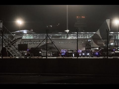 Redacció: David Bou
<br/>Audiovisuals: Sònia Calvó
<br/>Fotografia: Victor Serri 
<br/>
<br/>Imatges inèdites d'un operatiu policial d'expulsió col·lectiva de dotze migrants de Guinea Conakry que van ser deportats dilluns a la nit en un avió de l'aerolínia Orbest, propietat de Barceló Viatges, pagat pel Ministeri de l'Interior espanyol.
<br/>
<br/>+ info: <a href='https://directa.cat/aixi-es-un-macrovol-de-deportacio-des-del-cie-de-barcelona' target='_blank'>La Directa - Així és un macrovol de deportació des del CIE de Barcelona</a><br/>