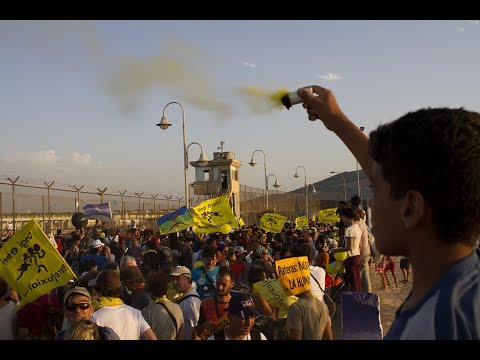 Redacció i Audiovisuals: Joao França i Sònia CalvóLa Caravana Abriendo Fronteras va desembarcar el passat 18 de juliol a Melilla amb mig miler d·activistes amb l·objectiu de defensar els drets humans a la fronteraNotícia completa: La Directa - Quatre dies de lluita per reclamar drets bàsics davant les tanques de la Frontera Sud