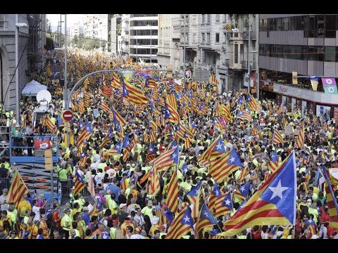 Presència molt massiva de gent al passeig de Gràcia i Aragó, col·lapsats per l·afluència, en una manifestació que ha recordat, en quantitat i intensitat, la de l·any 2012 + info: La Directa - El ·sí· desborda el centre de Barcelona