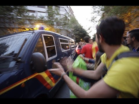 Policia, antiavalots i paisà encaputxats envolten @cupnacional 20/09/2017 Via @La_Directa