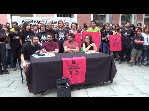 Roda de premsa en la proximitat del judici a Andreu  Curto.El 29 de març del 2012 es va convocar una vaga general contra la reforma laboral del Partit Popular, enmig de la greu crisi econòmica i social que estàvem vivint. Milers de persones van sortir al carrer per a defensar els drets socials i col·lectius que s·estaven retallant.En aquest context es van viure moments de repressió, on més de 100 persones van ser detingudes per participar en la vaga. Cinc de les quals, van ingressar en presó preventiva sense cap tipus de proves. Una des les persones detingudes va ser Andreu Curto Baiges, un jove de Tortosa i veí de Sants, qui va estar 23 dies en presó preventiva.