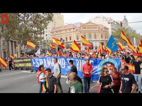 Un bloc d·un centenar de membres del grup neonazi Hogar Social Madrid baixen en columna pel passeig de Gràcia. L·Hogar Social Madrid irromp a una marxa unionista que no omple la plaça Catalunya.+ info: La Directa - 12 d·octubre minut a minut