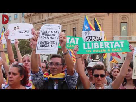 Solidaritat amb els presos i rebuig a la suspensió de l·autogovern a la marxa del 21 d·octubre.El que havia de ser una marxa per reclamar la sortida de la presó dels presidents d·Òmnium Cultural i l·Assemblea Nacional Catalana ha esdevingut un clam contra el ·cop d·estat· del Govern espanyol que ha desbordat tot el passeig de Gràcia de Barcelona.La Directa - Del ·llibertat Jordis· al ·no passaran·