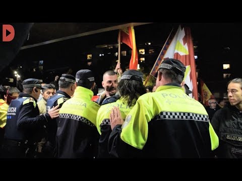 Unes 300 persones s·han manifestat davant de l·Ajuntament de Sant Cugat del Vallès per defensar la unitat de l·Estat Espanyol.