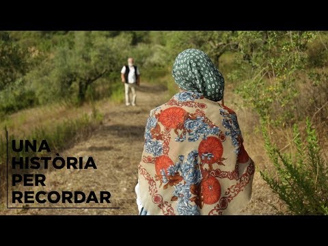 Videoclip de les cançons 'Un vell home' i 'Recordando'. {Subtítols: Català/Castellano/Euskera/Galego} <br/>Realitzat per: IVARDIA Produccions (<a href='http://ivardia.org' target='_blank'>http://ivardia.org</a>) <br/>Sobre el videoclip: <br/><a href='http://silviatomas.net/una-historia-per-recordar' target='_blank'>http://silviatomas.net/una-historia-per-recordar</a> <br/><a href='http://directa.cat/actualitat/silvia-tomas-trio-estrena-curtmetratge-una-historia-recordar' target='_blank'>http://directa.cat/actualitat/silvia-tomas-trio-estrena-curtmetratge-una-historia-recordar</a> <br/><a href='http://soberaniaalimentaria.info/otros-documentos/actividades/491-silvia-tomas-trio' target='_blank'>http://soberaniaalimentaria.info/otros-documentos/actividades/491-silvia-tomas-trio</a> <br/><a href='http://15-15-15.org/webzine/2017/12/04/videoclip-unha-historia-por-lembrar-de-silvia-tomas-trio' target='_blank'>http://15-15-15.org/webzine/2017/12/04/videoclip-unha-historia-por-lembrar-de-silvia-tomas-trio</a> <br/><br/>Cançons del disc 'Següent pas' (2017) <br/>Descarregar el disc: <a href='http://goo.gl/SnHHkM' target='_blank'>http://goo.gl/SnHHkM</a> (Creative Commons) <br/>Pàgina web: <a href='http://silviatomas.net' target='_blank'>http://silviatomas.net</a> | Facebook: <a href='http://facebook.com/silviatomastrio' target='_blank'>http://facebook.com/silviatomastrio</a> | Twitter: <a href='http://twitter.com/silviatomastrio' target='_blank'>http://twitter.com/silviatomastrio</a> | Spotify: <a href='http://goo.gl/I9HqSq' target='_blank'>http://goo.gl/I9HqSq</a> | Contacte: <a href='mailto:contacte@silviatomas.net' target='_blank'>contacte@silviatomas.net</a> <br/><br/>Lletra: <br/>[Un vell home] És la història d'un vell home que en el seu temps fou pastor del poble que l'ha vist néixer entre oliveres i valors. És la història d'un altre home que li van matar el bestiar, li van donar un uniforme, un nou calendari i un tros de pa. Qui sap què fou d'aquell pastor, que ara jau sense bastó? Què fou de la gent del seu poble i dels camps que ja no hi són? Van robar els sabers, la terra, i els van convertir en jornalers, i és quan plou que encara plora, recordant la nit i el fred. La misèria d'un sembrat que no alimenta tots igual. La tragèdia de la fam quan la terra don menjar. És la vida d'un altre home que el van obligar a marxar d'allà on els arbres li parlen del seu passat més llunyà. El van treure de la misèria, en la mateixa que el van enfonsar, i li van obrir les portes d'un passadís molt ben pintat amb llums i cadires calentes i un futur assegurat, i ara jau mirant a terra, sense bastó ni bestiar. Obre els ulls i recorda la dona que més va estimar, mare dels fills que donà a la vida, mare i pagesa que morí cantant: «Potser abans érem pobres, no ho teníem tot, és clar. A l'hivern es menja bròquil i a l'estiu se sega el blat. La tempesta ens avisa del cereal que hi haurà. Ens van prendre el que sabíem i els que ho saben, savis moriran. Qui recull el seu sembrat? Qui recull els seus refranys? Qui recull el seu sembrat? Que els nostres fills ja no saben com fer créixer el seu menjar, com s'arriba al sacrifici, com s'afronten les veritats. Amor meu, que ens han comprat la terra i no l'hem sabut defensar i ara la venen per peces com si fos un tros de pa. Amor meu, teu, de la vida, mai és tard per recordar que la terra no es pot vendre, la terra no es pot comprar. Es pot cuidar i abandonar, tal com la humanitat.» <br/>[Recordando] Recordando lo que no he vivido, lo que no he aprendido, en este largo camino que empezó antes que hubiera nacido. Recordando lo que sí ha existido, lo que no he vivido, lo que han escondido, todo lo extinguido, todo lo engullido. Recordando río, árbol, viento, verso, siembra, canto, campo, leña, hoguera, infancia, anciana y parto. Recordando, recuerdo que nos vencieron comprando el recuerdo, secuestrando la tierra, violando sus huellas, y ahora... Ni río, ni árbol, ni pueblo, ni plaza, ni leña, ni infancia, ni fiesta, ni otoño, ni primavera. Recordando que insultaron a nuestros antepasados vendiendo 'en el campo la vida mata', cuando quien mata es quien la hace esclava. Recuerdo que estamos progresando a vivir conectados a ninguna parte. Progresando a vivir sin tierra, ni pueblo, ni plaza, ni fuego. Recuerdo que damos la mano a quien nos da migas y sed, mientras chupamos la sangre de la tierra que nos vio nacer, al humano, la planta, la piedra, el poder... Recordando que sin río ni plaza ni pueblo ni tierra ni aire, no comes, no andas, no abrigas, no amas, no respiras, no sangras. Recordando, recuerdo que nos vencieron comprando el recuerdo, secuestrando la tierra, violando sus huellas, y ahora... Ni río, ni árbol, ni pueblo, ni plaza, ni leña, ni infancia, ni fiesta, ni otoño, ni primavera. Recordando recuerdo que puedo recordar y, en el recuerdo, recuerdo actuar. Qui recull els seus sembrats? Qui recull els seus refranys?<br/>