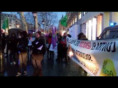 Barcelona 26/01/2018.- Concentració de solidaritat amb el poble kurd davant del consolat turc, denunciant els bombardejos indiscriminats contra la població d´Afrin.