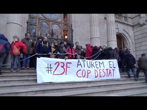 Activistes encadenats a la porta del Palau de Justícia (Tribunal Superior de Justícia de Catalunya i Audiència Provincial), en denúncia del cop d·estat del PP, amb l·aplicació de l·article 155 i la nul·la separació de poders que existeix a Espanya, que permet que hi hagi presos polítics.