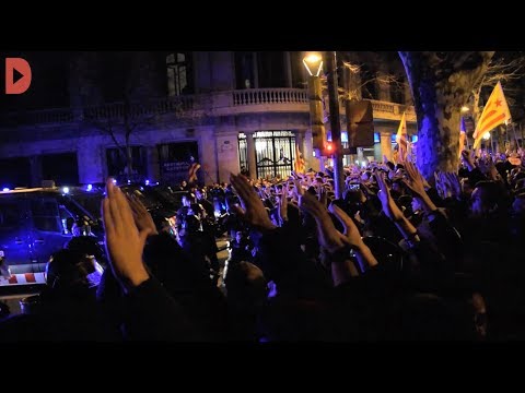 Audiovisuals: Sònia Calvó El jutge Pablo Llarena ha dictat presó preventiva per a les cinc diputades, processades per rebel·lió. Els Comitès de Defensa de la República, així com les entitats sobiranistes han convocat protestes davant les delegacions del Govern espanyol.Notícia completa: Directa - Mobilitzacions arreu de Catalunya després de l?empresonament de Turull, Rull, Romeva, Forcadell i Bassa