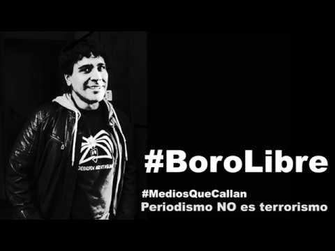 Fa gairebé 4 anys va tenir lloc la manifestació ·Jaque a la Monarquía· convocada per la Coordinadora 25-S i en la qual va ser detingut i agredit Bor, periodista de La Haine i membre del col·lectiu editorial, a més de apallissats diversos periodistes de la premsa independent . Ara arriba la notificació amb la data del judici per al proper 16 d·abril, amb la petició fiscal de 2 anys al nostre company per delicte d·atemptat a l·autoritat i 2 per cada delicte de lesions, i a més una indemnització per a l·agent de la Policia Nacional núm 98373 de 3.000 euros, més 2.000 euros per les ·seqüeles· i indemnització de 1.200 euros per a l·agent nº 99190. Un total de 6 anys de presó i 6.200 ?. A l·informe que acompanya l·obertura del judici oral, els agents al·leguen que el nostre company se li va abalançar sobre un dels agents donant-li un cop de puny al mentó i que a l·altre li va clavar una puntada de peu al genoll. Al·leguen diferents lesions com trencament d·una dent o trencament del menisc entre d·altres. A més els agents es van agafar 12 i 30 dies de baixa respectivament. Tot el material de foto i vídeo demostra clarament que el periodista de La Haine, que va acudir a la manifestació per realitzar la seva habitual feina informatiu, simplement va intentar evitar que un antiavalots seguís colpejant la seva companya es posà al mig i aixecant els braços, sent novament empès per l·agent. A més, la seva detenció a Madrid va motivar que fos encausat també en l·Operació Aranya II, pel que va haver un judici el passat 30 de novembre a l·Audiència Nacional enfrontant-se a una petició d·any i 8 mesos de presó, 12 d·inhabilitació i 2 de llibertat vigilada per descomptat ·enaltiment del terrorisme· per la qual al final ha estat condemnat a un any i mig de presó. Bor no tenia antecedents penals fins a la data d·aquesta sentència, però ara els tindrà quan arribi el judici pel de Madrid. Aquesta és la jugada de la Policia Nacional i la Guàrdia Civil per intentar silenciar un dels nostres més actius periodistes. També va patir una altra detenció per cobrir un acte a Iruña, la ciutat en la qual resideix, d·aquesta manera posteriorment arxivat. Tots aquests processos oberts són un clar intent d·acabar amb l·esquerra transformadora i amb la premsa alternativa, independent i sense ànim de lucre Text complet en castellà a: Sección especial de apoyo a Boro LH, periodista de La Haine