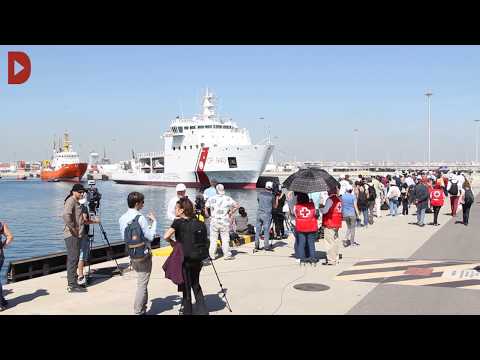 Malgrat les proclames solidàries formulades des dels governs valencià i espanyol davant de l?arribada de 630 persones rescatades de la Mediterrània, entitats com CIEs NO, que ahir es va concentrar al port de València coincidint amb l?arribada de la flota, i altres col·lectius socials mostren la seua preocupació pel futur de les acollides un cop acabi el permís especial de 45 dies concedit per l?Executiu de Pedro Sánchez i reclamen un canvi real de polítiques migratòries més enllà d?aquest episodi concret.Redacció: Laia MasAudiovisuals: Vicent pons i Pau RomeroNotícia completa: Directa - L?Aquarius arriba a València entre la solidaritat i la incertesa pel futur de les nouvingudes