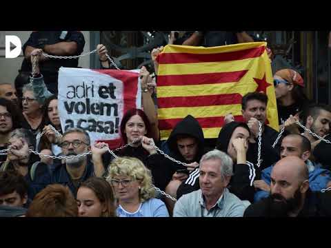 Els Mossos desallotgen un grup d'activistes dels CDR encadenat davant Tribunal Superior de Justícia de Catalunya.
<br/>
<br/>Els Comitès de Defensa de la República han tornat al màxim òrgan del poder judicial a Catalunya per denunciar la repressió de l?Estat espanyol. Un centenar d?activistes s?han encadenat entre elles a les escales del TSJC amb una pancarta on s?hi llegeix: ?Quan la injustícia és llei, la desobediència és deure?, que ha estat desallotjada per un operatiu de la Brimo dels Mossos poc després. Els CDR catalans demanen la dimissió del conseller d?Interior, Miquel Buch, per l?actuació d?avui.
<br/>
<br/><a href='https://directa.cat/els-cdr-es-tornen-a-encadenar-al-tribunal-superior-de-justicia-de-catalunya/' target='_blank'>La Directa - Els Mossos desallotgen un grup d'activistes dels CDR encadenat davant Tribunal Superior de Justícia de Catalunya</a><br/>