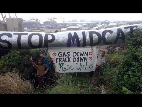 Barcelona 13/10/2018.- Jornada d´acció global contra el gas i fracking davant de la planta regasificadora de gas al port de Barcelona. Una crítica al model energètic que ara aposta pel gas per seguir mantenint la dependència als combustibles fòssils.<br/>