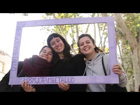 El 8 de març de 2018 la vaga general, social, de consum i de cures convocada pel movimentfeminista a nivell internacional va convertir-se en una jornada històrica: 170 estats d?arreu del mónvan adherir-se a la convocatòria; 70 van organitzar mobilitzacions massives i a l?Estat espanyolmés de 6 milions de persones van secundar la vaga als seus llocs de treball assalariat, en unavaga laboral organitzada des de baix, pel moviment feminista de base, a la que van adherir-sediversos sindicats d?àmbit estatal i català.La vaga feminista cridava a aturar-ho tot, i així ho vam fer: el 8 de març de matinada milers dedones, lesbianes i trans feministes vam tallar les principals vies d?accés a diverses ciutatscatalanes, entre elles Barcelona; vam fer piquets per tancar els comerços; vam aturar lesuniversitats, els instituts i les escoles; vam deixar les criatures a cura dels homes queorganitzaven els espais de cura; vam deixar de consumir; vam omplir els carrers i vamprotagonitzar les mobilitzacions feministes més massives que s?han vist mai a les ciutats d?arreudel territori, on vam fer-nos visibles en tota la nostra diversitat: dones autòctones, migrades iracialitzades, aturades, estudiants, periodistes, treballadores i cuidadores domèstiques,treballadores sexuals...Aquest estiu, el Departament d?Interior de la Generalitat de Catalunya ha comunicat a diversescompanyes de comitès de vaga de Barcelona que les acusa de sancions administratives perorganitzar les concentracions feministes i tallar el trànsit i vol multar-les amb 300 euros. Unacompanya del Comitè de Vaga de Sants està acusada d?organitzar la concentració en la quecentenars de feministes vam aturar la Gran Via a primera hora del matí, i de tallar el trànsit rodat.També volen multar quatre companyes del Comitè de Vaga de Poblesec i han imputat acompanyes de Sant Cugat per tallar les vies dels Ferrocarrils Catalans durant dues hores, motiupel qual elles han llançat la campanya #8MilMotius.A més, hem sabut que diverses companyes feministes d?altres llocs de l?Estat, com el PaísValencià, han estat sancionades amb la Llei Mordassa per realitzar talls de trànsit en el marc de laVaga del 8M.La força i la potència del moviment feminista espanta el poder, per això volen sancionar-nos,multar-nos, reprimir-nos i criminalitzar-nos. Com sempre hem dit, nosaltres repetim que si toquena una ens toquen a totes, i que entre totes varem fer-ho tot. Les mobilitzacions, els talls de trànsit,els piquets, les accions feministes...no tenen dirigents, no es poden imputar a una sola denosaltres, perquè som un moviment horitzontal, assembleari i que funciona per consens. Vamconvocar una vaga, vam aixecar-la des de baix, i teníem, tenim tot el dret a aturar el trànsit, laproducció, el consum i tots els treballs, precisament en això consisteix una vaga. No pagarem cappreu per exercir els nostres drets i no deixarem sola a cap companya represaliada. Un cop més,cridem a la #desobediència feminista! Perquè nosaltres també vam tallar la Gran Via, laMeridiana, les Rondes, la C-17 i les vies dels Ferrocarrils Catalans. Perquè també vam aturar-nosper canviar-ho tot i perquè volem tallar amb el patriarcat, el racisme, el capitalisme i totes lesformes de dominació.El 13 de novembre llancem la campanya #8MJotambétallo a xarxes socials per a denunciar larepressió al moviment feminista. Us animem a sumar-vos fent RT als tuits que farem des de@Vaga8MSants; difondre el vídeo que hem fet per viralitzar la campanya, tuitejar, fer-vos fotosamb les vostres amistats, família, companyes de feina o activisme...tallant tot el que us vingui degust, i etiquetar-los amb el HT #8MJotambétallo.Tallem amb les multes i la criminalització del moviment feminista!Espai Feminista de Sants