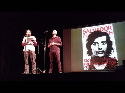 Recordatori dels 45 anys de l·assassinat de Salvador Puig Antich - (01/03/2019) - 4K.Acte en memòria de l·assassinat d·en Salvador Puig Antich.Parlaments? Eduard - (6:49)? Ricard de Vargas Golarons (Ex-MIL) - (25:57)? Jean-Marc Rouillan (Ex-MIL) - (49:31)? Germanes de Salvador Puig Antich - (57:20)? Aurora Àlvarez ·Yoyi· - (2:13:55)? Felip Solé Sabaté - (2:33:11)? Oriol Rigola - (3:54:49)Artistes? Sílvia Tomàs - (18:02)? Joan Isaac + Vicente Palao - (35:15)? Vicente Palao - (41:49)? Dominique Grange + Tardi + Accordzeam - (1:05:02)? Quico Pi de la Serra - (1:38:34)? Jaume Arnella - (2:04:06)? Suburbano - (2:23:00)? Francisco Fanhais - (2:40:08)? Igor Arruaga - (2:59:13)? O Leo de Matamá - (3:18:40)? Les Carpantes. SubVersió Flamenca - (3:35:35)? Los Bio-lentos //Durant l·acte tindrà lloc la presentació del llibre ·Salvador Puig Antich, 45 anys després·, llibre col·lectiu coordinat per Ricard de Vargas Golarons, editat per Edicions Descontrol.? Dia: Divendres 1 de març de 2019? Hora: 18h? Lloc: Ateneu Popular de Nou Barris @ateneu9b (C/ Portlligat, 11, Nou Barris, Barcelona)?M? L4 Trinitat Nova (sortida Aiguablava)?M? L3 Roquetes (sortida Vidal i Guasch)ManifestBarcelona 2 de març 1974 ? 2 de març 2019·És projectant-nos en el futur, sentint el pes del present, on radica la nostra raó d·ésser·(Salvador Puig Antich, carta a la seva germana Marçona escrita el desembre del 73 des de la presó Model de Barcelona.)Avui, 2 de març, fa 45 anys de l·execució de Salvador Puig Antich a la presó Model de Barcelona. Salvador, membre del MIL (Moviment Ibèric d·Alliberament) era un revolucionari anticapitalista i llibertari que encaminà la seva lluita d·acció autònoma a la transformació radical de la societat.Del 1974 ençà moltes il·lusions i esperances col·lectives han estat frustrades i avortades, començant pel gran frau històric i social que ha estat la transició cap a una democràcia hereva de la dictadura franquista que perpetua i manté intacta l·estructura de dominació capitalista.Ahir com avui ens neguen la possibilitat i la capacitat de ser nosaltres mateixes, de ser les protagonistes de les nostres vides i la nostra història. Vivim una fal·làcia de ·llibertat· que ens permet només criticar el sistema però sense possibilitat de canviar res. Davant de l·hegemonia del capitalisme global i corrupte, cada cop més salvatge i explotador, que s·erigeix com a única alternativa d·organització social i econòmica, hem de plantar cara per avançar col·lectivament mitjançant l·autoorganització, l·autogestió de les lluites, l·acció directa i la pràctica antiautoritària amb la finalitat d·aconseguir nous espais que permetin desenvolupar l·alternativa d·una futura societat llibertària.El capitalisme global està generant una nova esclavitud per un gran nombre de persones a les quals es condemna a la misèria total, moral i econòmica. L·Estat Espanyol, en aquests darrers anys, involuciona de manera accelerada amb la repressió de les llibertats i drets fonamentals, i amb l·augment de trets autoritaris i reaccionaris.Avui encara, 45 anys després de la seva mort, el seu record viu en tots aquells i aquelles que combatem la dominació que exerceix el capital i els seus lacais en totes les seves formes. La seva memòria, la seva vida immolada, enlaira i ennobleix aquesta lluita desigual però inevitable, irrenunciable contra les formes de dominació del capitalisme autòcton i global i dels seus servidors, envers el nostre alliberament real, individual i social.Comissió 45 anys de l·assassinat de Puig AntichMés informació:? https://45anys.salvadorpuigantich.info? https://directa.cat/salvador-puig-antich-45-anys-i-un-llibre? https://ateneu9b.net/programacions/homenatge-a-salvador-puig-antich-1550060573?? #SalvadorPuigAntich #PuigAntich #MemoriaHistòrica #MIL #CulturaLlibertària #Anarquia #NouBarris #9barris