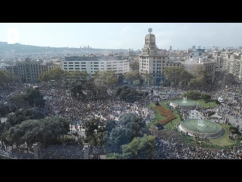 <div>Resposta immediata i multitudinària a Barcelona després de la sentència del Procés</div><div><br></div><div>Audiovisuals: Andreu Tarrés, Pepa Rosselló i Marta Pérez.</div><div><br></div><div>Pocs minuts després de donar-se a coneixer la sentència del Tribunal <br/>Suprem espanyol que imposa llargues penes de presó a deu de les <br/>processades per l'organització del referèndum de l'1-O, milers de <br/>persones s'han llançat als carrers de Barcelona i altres ciutats de <br/>Catalunya. A la capital, de seguida han quedat tallats els principals <br/>carrers del centre de la ciutat. Hem parlat amb algunes de les <br/>manifestants de les seves sensacions després del pronunciament judicial</div><div><br></div><div>+info: <a href='https://directa.cat/resposta-immediata-i-multitudinaria-a-barcelona-despres-de-la-sentencia-del-proces/' target='_blank'>Resposta immediata i multitudinària a Barcelona després de la sentència del Procés</a></div><br/>