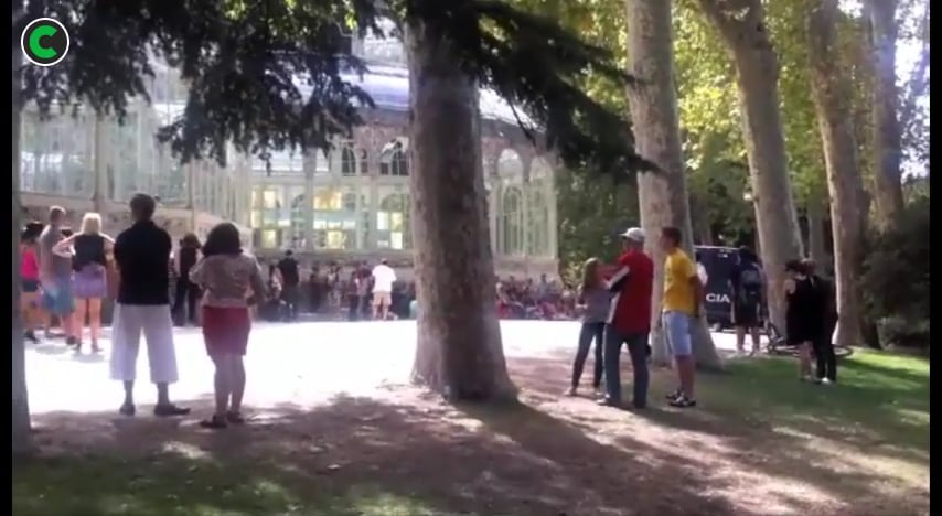 <span class='tlid-translation translation' lang='ca'><span title=''>Aquest vídeo</span> <span title=''>parla de la</span> <span title=''>vulneració</span> <span title=''>d'un dels</span> <span title=''>drets</span> <span title=''>humans</span> <span title=''>fonamentals</span><span title=''>, el dret</span> <span title=''>a un judici</span> <span title=''>just</span> <span title='' class=''>en una Espanya que</span> <span title=''>sembla</span> <span title=''>llepar-se</span> <span title=''>les ferides</span> <span title='' class=''>reconfortada</span> <span title='' class=''>per</span> <span title='' class=''>la creença,</span> <span title=''>reiteradament</span> <span title=''>difosa</span> <span title=''>pels mitjans de</span> <span title='' class=''>comunicació</span><span title=''>,</span> <span title=''>que</span> <span title=''>en aquest país</span> <span title=''>tot està</span> <span title=''>ja</span> <span title=''>arreglat</span> <span title=''>i ben</span> <span title='' class=''>encarrilat</span><span title='' class=''>.</span></span><br/>