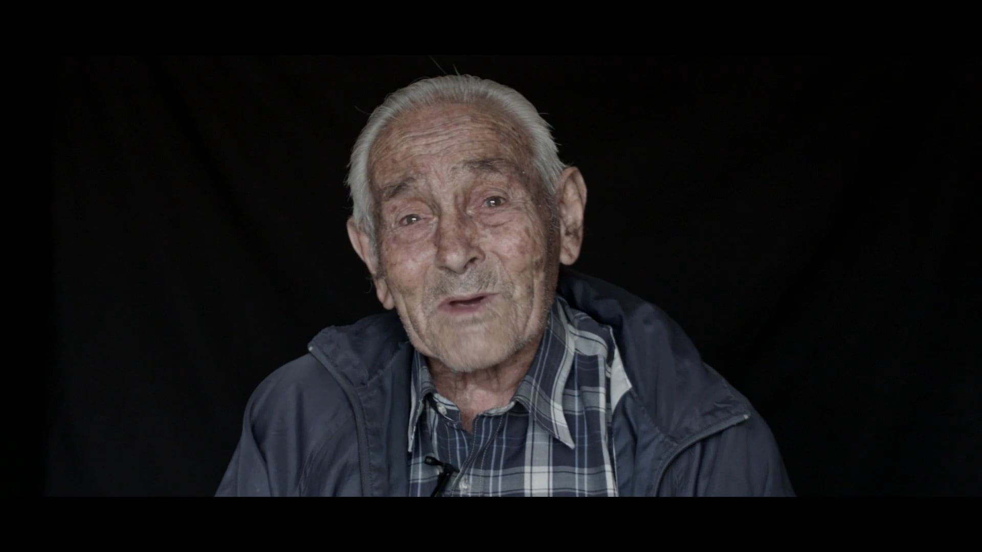 Avui (16/04/202) ha mort Josep Milà, alpinista compromès a qui el franquisme li va treure la llicència de per vida perquè va deixar senyeres a cims dels Pirineus. Ell, però, va desobeir i va seguir fent muntanya.<br><br>·Milà, resistència a la muntanya· és un documental - homenatge a la figura de Josep Milà i Atzet, pagès vilafranquí nascut el 21 de desembre de 1921. En Josep Milà és història viva de l·excursionisme català de postguerra.<br>Es va enamorar de la muntanya durant la guerra civil, on hi va participar com a voluntari al cos de muntanya de la Columna Durruti al Pirineu lleidatà. Quan va acabar la Guerra Civil, sense haver complert els 18 anys, va passar uns mesos al camp de concentració francès de Vernet de Ariege.<br>L·any 1949 durant unes ascensions a diferents cims del Pirineu va tenir una topada amb uns falangistes de Barcelona i va ser apallissat, detingut i jutjat per haver deixat targetes amb la senyera i estrofes dels segadors, dalt de diferents cims dels Pirineus. És per aquest fet que la Federación Española de Montañismo el va expulsar a perpetuïtat de qualsevol entitat excursionista.<br>Això volia dir que no podia obtenir llicències federatives per escalar muntanyes fora de l·estat espanyol. No obstant això, l·any 1961 va pujar per primera vegada el Montblanc, i l·any 1962 el Cerví.<br>També va acabar fent muntanya a més de 150 països de tots els continents del món, pujant els cims més alts de tots els països d·Europa.