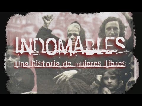 De la presentació del documental:<br>Indomables és la darrera producció de ZerikusiA.  Amb aquesta feina volem portar a primer pla una altra part de la nostra història, la que explica l·experiència de Mujeres Libres.<br> Mujeres libres va ser una organització autònoma, aliena a les estructures de qualsevol òrgan del moviment llibertari.  Sense renunciar a les arrels anarquistes van practicar un feminisme obrer.  Es van marcar com a objectiu preparar les dones per poder participar en primera persona a la revolució llibertària.  És a dir, volien formar les dones, que patien unes taxes d·analfabetisme elevades i atreure-les al moviment llibertari.  Van haver de lluitar contra una cultura d·arrel catòlica profunda i, el més dolorós, contra la indiferència quan no menyspreu dels seus companys i companyes llibertàries.  Tot i arribar a comptar amb més de 20.000 afiliades només a la zona republicana, mai van ser admeses com a part integrant del Consejo General del Movimiento Libertario.  Amb aquest documental hem intentat esbrinar què pensaven, quin era el seu plantejament polític i com van desenvolupar la feina.<br>Per aconseguir-ho ens hem entrevistat amb dos protagonistes directes d·aquesta història, la Conchita Liaño i la Sara Berenguer.  Totes dues van prendre part activa i en primera línia els gloriosos dies de Juliol del 36. Ambdues amb un bagatge polític i humà considerable. D·altra banda, ens hem entrevistat amb escriptores i historiadores com Laura Vicente que ens han posat en antecedents.  També ens hem entrevistat amb Martha Ackersberg, professora de l·Smith College de Massachusetts i autora del llibre Mujeres Libres de España, que ens apropa a la situació política dels primers anys 30 i al cabal humà de Mujeres Libres.  Així mateix, hem estat amb un dels grups que mantenen el llegat de les dones: Dones Lliures D?Alacant, un grup de dones de CGT que es reivindica anarkofeminista.  Comptem també amb la presència poètica i compromesa amb el feminisme actual de l·escriptora Llum Quiñonero.<br>Per fer més comprensible el missatge de les nostres protagonistes hem recreat escenes amb actrius arribant a reproduir un míting en un teatre.  A més ens hem portat des d·on sigui que estigui a l·esperit de Lucia Sánchez Saornil, que ens ajuda a explicar la història.