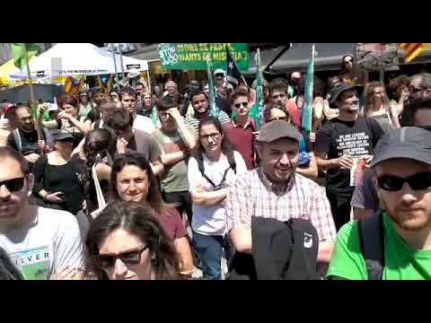 Puigcerdà 15/05/2022- Manifestació històrica a la capital de la Cerdanya amb més de 5.000 persones de tot el Pirineu per oposar-se al projecte d'hipotecar el futur amb uns Jocs Olímpics. Entrevistem als assistents i escoltem els parlaments.<div>#StopJJOO #PirineuViu</div><div>Un reportatge del @contrainfos de LaMosca.tv</div><br/>