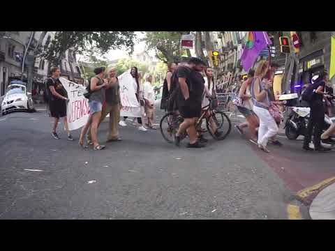 Barcelona, 19/07/2022.- 10 anys després de la Revolució de Rojava, diferents col.lectius mostren el suport al procès democràtic de la regió de Kobane pels carrers de Barcelona, en un moment crític on l'Estat turc està intentant invaïr militarment la regió. Des de Barcelona, solidaritat internacionalista.<br><br/>