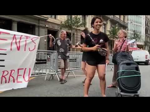 <div>Barcelona, 28/06/2023.- Concentració solidària davant del Consoat francès contra la il.legalització del moviment Soulevements de la Terre a França, una confluència d'ecologisme i acció directa que ha generat grans mobilitzacions per la defensa de la terra.</div><div>#SoulevementsdelaTerre</div><br/>