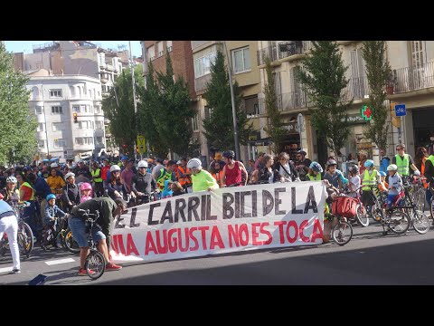 Barcelona 21/10/2023.- Varis centenars de ciclistes de totes les edats recorren l·avinguda de Via Augusta en defensa del carril bici. Aquest carril, inaugurant recentment va ser escollit i finançat en part pels pressupostos participatius del barri  i ha demostrat ser una millora per milers de persones que el fan sevir diàriament. Malgrat tot, el nou alcalde Jaume Collboni ha anunciat la seva intenció d·eliminar-lo donant resposta als interessos del motor. El missatge ha quedat clar: El carril bici no es toca.<br>