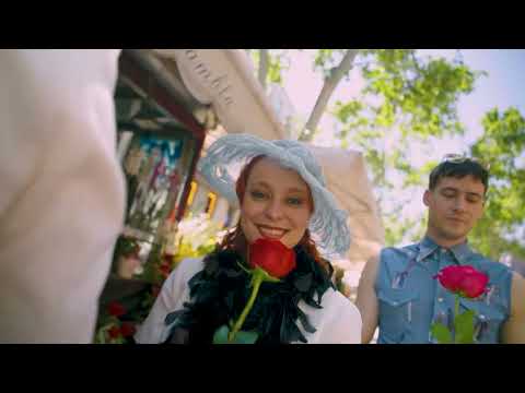 Videoclip de 'CARINYO', cançó inclosa a l?EP de Svetlana 'Sarnalona'. <br><br>Treball publicat el 28 de març (Propaganda pel Fet!).<br>? https://sarnalona.ppf.cat<br><br>Segueix a Svetlana:<br>? IG:   / svetlanamarrana  <br>? X:   / svetlanamarrana  <br><br>Subscriu-te al canal!<br>------------------------------------------------------<br>Carinyo,<br>Jo sé que a vegades no m?he portat del tot bé<br>Carinyo,<br>Jo sé que a vegades de tu he parlat malament, i <br>M?hauràs de perdonar<br>Però ja saps que et soc sincer<br>Quan et dic que no podria viure sense tu<br><br>Carinyo,<br>Tu que ets l?esposa de mar i muntanya<br>Carinyo,<br>Jo que tinc la sort i la desgràcia<br>De plorar pels teus carrers<br>D?estimar la teva gent<br>De ser de tu, de viure aquí<br>De veure?t créixer i veure?t morir<br><br>Jo he nascut en aquesta ciutat que a mi tant m?agrada<br>I per molt que s?ompli de turistes o manin aquells que no han de manar<br>Jo no m?en vaig<br>Perquè tu ets la meva estimada<br>Una ciutat de la gent<br>Una ciutat per la gent<br>Jo he crescut en aquesta ciutat que a mi tant m?agrada<br>I per molt que s?ompli de turistes o manin qui mani jo he après que<br>Barcelona és poderosa<br>Quan és per la gent mundana<br>Si barcelona és del poble<br>Aleshores sí que mana<br><br>Carinyo,<br>Jo que a vegades m?he pixat pels teus carrers<br>Les he pintades en un parc davant d?uns nens<br>He cremat contenidors<br>I he robat al Corte Inglés<br>Però tot això ho he fet per tu perquè<br><br>Jo he nascut en aquesta ciutat que a mi tant m?agrada<br>I per molt que s?ompli de turistes o manin aquells que no han de manar<br>Jo no m?en vaig<br>Perquè tu ets la meva estimada<br>Una ciutat de la gent<br>Una ciutat per la gent<br>Jo he crescut en aquesta ciutat que a mi tant m?agrada<br>I per molt que s?ompli de turistes o manin qui mani jo he après que<br>Barcelona és poderosa<br>Quan és per la gent mundana<br>Si barcelona és del poble<br>Aleshores sí que mana<br><br>No me?n vaig, carinyo<br>No me?n vaig<br>No me?n vaig, no, no<br>No me?n vaig<br><br>Que com deia l?Antònia<br>Si em treuen de la Rambla em mataran, em mataran<br>Això és la meva vida,<br>Això és el meu orgull i el meu repòs<br>Jo de Barcelona?<br><br>No me?n vaig, carinyo<br>No me?n vaig<br>No me?n vaig, no, no<br>No me?n vaig<br><br>Que t?ho dic, que t?ho dic<br>Que no, que no, que no m?en vaig<br>Jo soc de Poblenou<br>I a Poblenou em moriré<br>Amb els peus per davant<br>O amb els peus per radera<br>Defensar Barcelona<br>És defensar la meva terra<br><br>Ho donaria tot per tu, no, no<br>Ho donaria tot<br>Que d?aquí jo no m?en vaig<br>No, no<br>Svetlana<br>------------------------------------------------------<br>Producció musical i mescla: Mario Patiño<br>Mescla i mastering: Javier Roldón (Vacuum)<br>Composició i lletra: Roc Bernadí i Júlia Díaz<br>Piano: Oscar Cuesta<br>Trompeta: Marta Gavaldà<br>Saxo: Núria Martínez<br>Trombó: Clara Reverter<br>Coros: Diana Roig<br>------------------------------------------------------<br>Gravació, direcció i muntatge: Abril Martí Ballabriga<br>MUAH: Clàudia Casanovas<br>------------------------------------------------------<br>Ariadna Llobet<br>Clara Mingueza<br>Joana Roselló<br>Marc Udina<br>Pau Zeiss<br>------------------------------------------------------<br>Agraïments:<br>La Violeta de Gràcia - Centre de Cultura Popular, La Flor de la Rambla, Las Pepitas Vintage, Lídia Crego i Espai Mallorca.<br/>